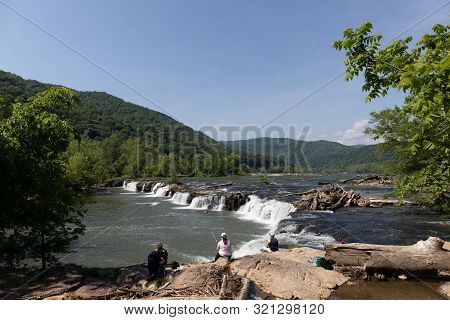 Shady Spring, West Virginia, Usa: May 19, 2019, People Fishing At The Sandstone Falls, In The New Ri