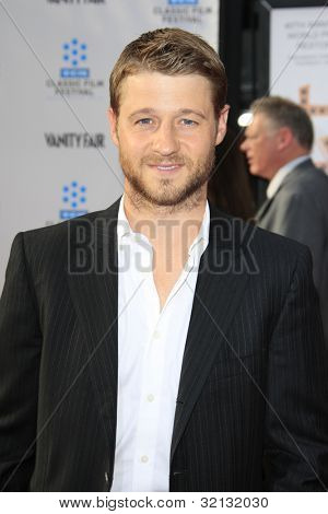 LOS ANGELES - kwi 12: Benjamin McKenzie przybywa odnosz╣ TCM 40 
