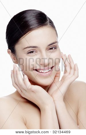 Portret van een jonge vrouw die lacht met natuurlijke make-up