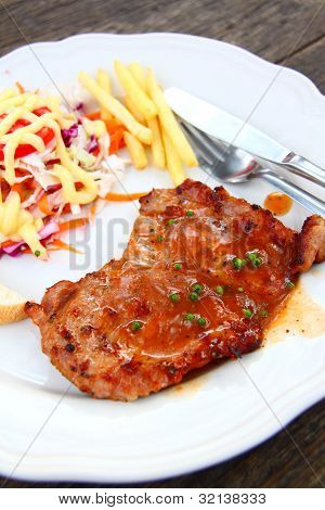 หมูสับกับมันฝรั่งใหม่ ผัก และ Grav
