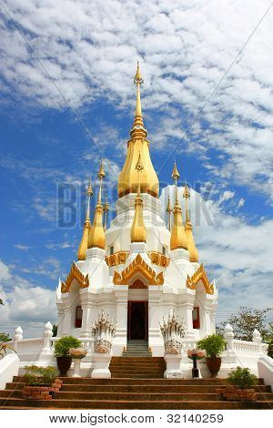 Wat Tham Khuha Sawan sztúpa