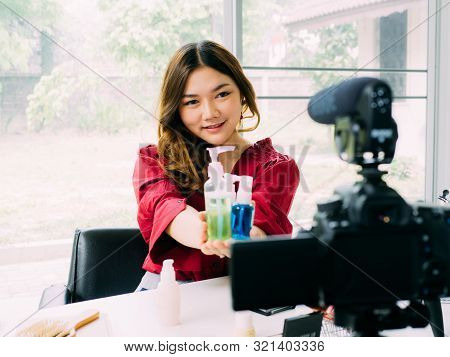 Vloger Pretty Women Use Internet Online Review Her Cosmetic Brand