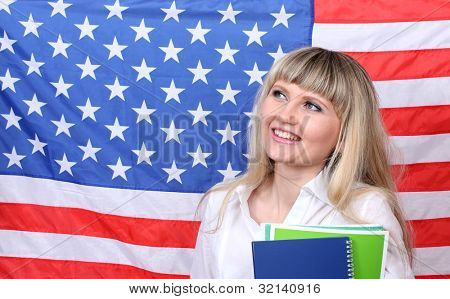Giovane donna sullo sfondo della bandiera dell'America