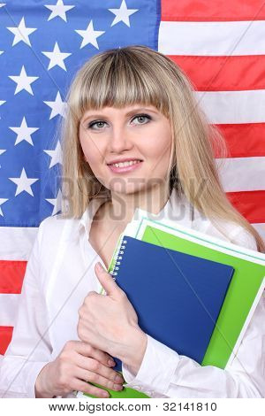 Giovane donna sullo sfondo della bandiera dell'America