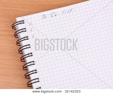 Pour faire la liste sur la table en bois