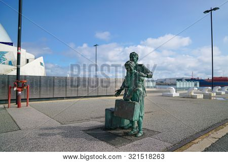 Fremantle, Western Australia - Aug 6th 2019: Bronze Memorial Of A Boy And Girl Migrants At Teh Frema