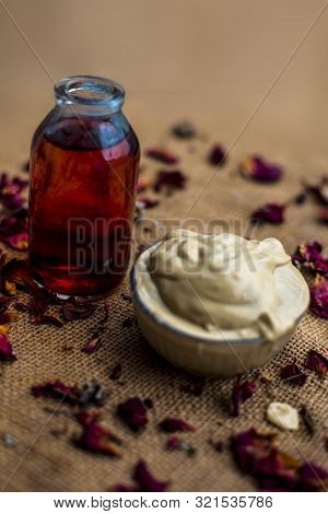 Ubtan/face Mask/face Pack Of Multani Mitti Or Fuller's Earth On Gunny Bag Surface In A Glass Bowl Co