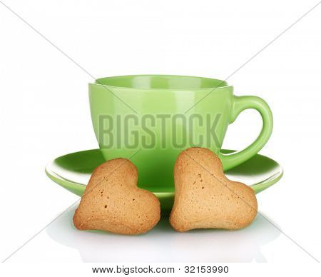 Zelená šálek a talířek s srdce tvaru cookies izolovaných na bílém