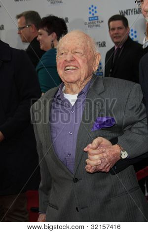 LOS ANGELES - APR 12: Mickey Rooney přijde na TCM 40.léta Anniv 