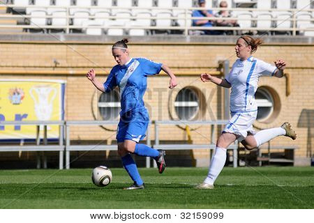 カポシュワール、ハンガリー - 4 月 20 日： 不明選手アクション ハンガリー カップ決勝女性サッカー gam で