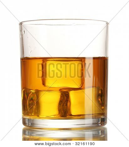 verre de whisky et de la glace isolé on white