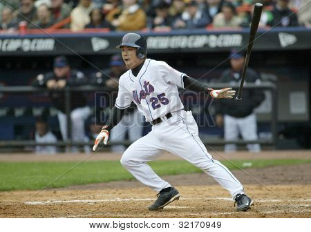NEW YORK - APRIL 11: Kazuo Matsui # 25 der New York Mets bereitet in erster Ausführung nach der Kollision mit t