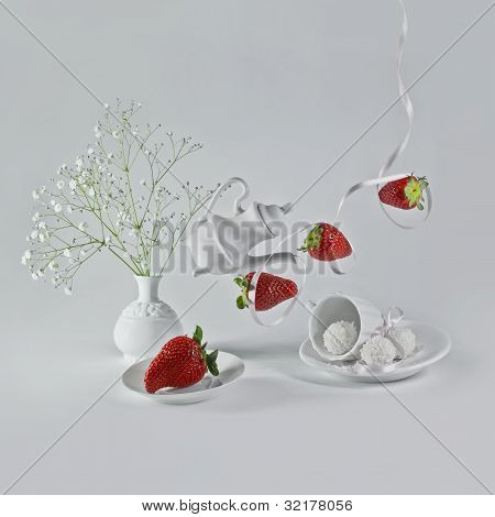 Vuela fresas con cinta blanca y platos decorativos.