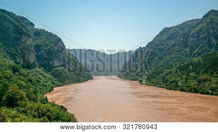 Xiling Gorge View The Third Of The Three Gorges With Yangtze River In China