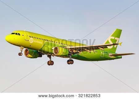 Moscow, Russia - June 20, 2019: Aircraft Airbus A320-214 Vq-bpn Of S7 Siberia Airlines Landing At Do