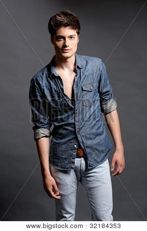Mladí mal model představuje v ateliéru