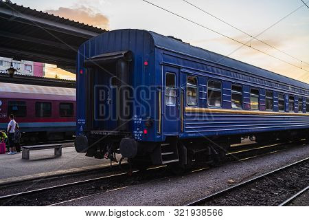 Trains On The Platform Of Bucharest North Railway Station (gara De Nord Bucuresti) In Bucharest, Rom