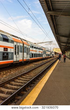 Trains On The Platform Of Bucharest North Railway Station (gara De Nord Bucuresti) In Bucharest, Rom