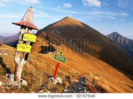 efterårsfarver udsigten fra rohace bjerge med guidepost