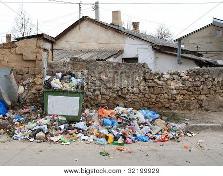 Skládka u popelnice