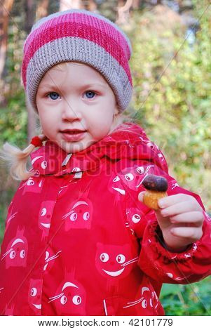 Krásná dívka našel malé houby