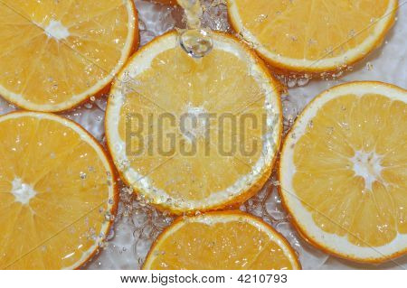 Капли пресной воды на апельсины