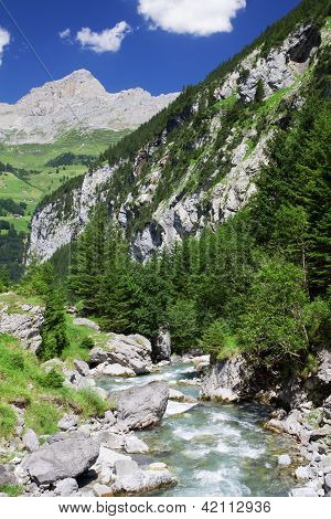 Rapid Brook nedaleko horský přechod Klausen Pass ve švýcarských Alpách
