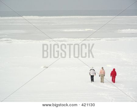 Kolme tyttöä Snowy-rannalla