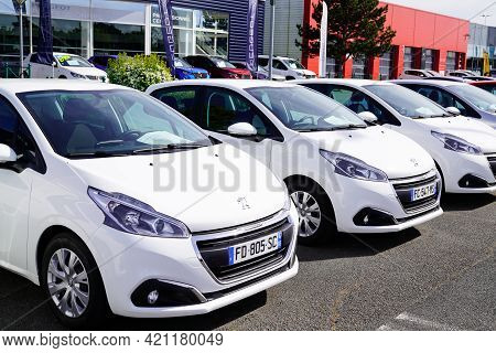 Bordeaux , Aquitaine France - 05 18 2021 : Peugeot Automobiles 207 208 New Second-hand Dealership St