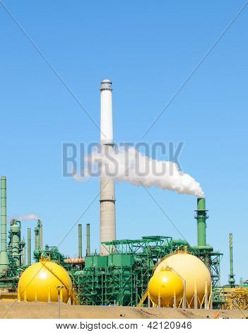 Eructo de humo de la refinería de petróleo