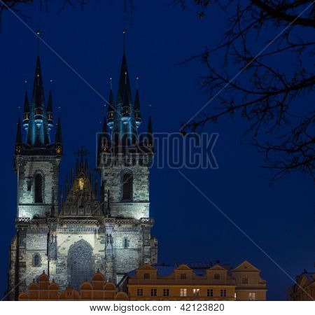 Ansicht von einer Kirche Notre-Dame vor dem Teyn nachts
