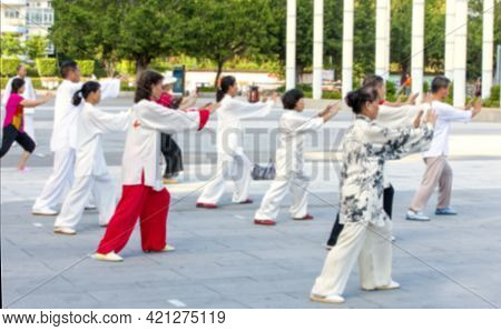 Blurred Foto Women And Men In The Street In The Park Gymnastics