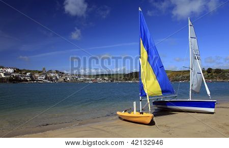 Lodě na břehu u Salcombe