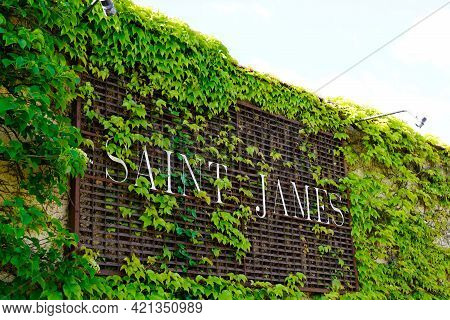 Bordeaux , Aquitaine France - 05 18 2021 : Le Saint James Restaurant In Bouliac City Part Of Relais 