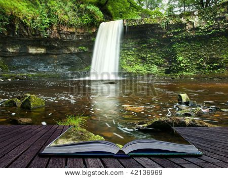 Creatief Concept afbeelding van waterval In bos In pagina's van boek