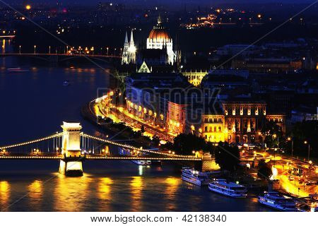 Chute de nuit au-dessus de l'Europe de Budapest (Hongrie)