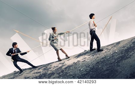 Imagem de três empresários puxando a corda com imagens de barras no fundo