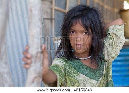 สาวที่อยู่ในหมู่บ้านชาวประมงและท่องเที่ยวโพสท่าสำหรับดอลลาร์