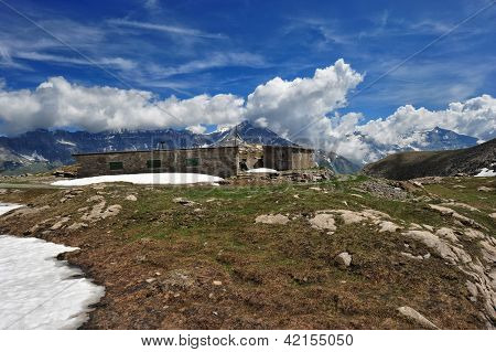 Hviler i kaserne i bjergene Over Col Du Mont Cenis
