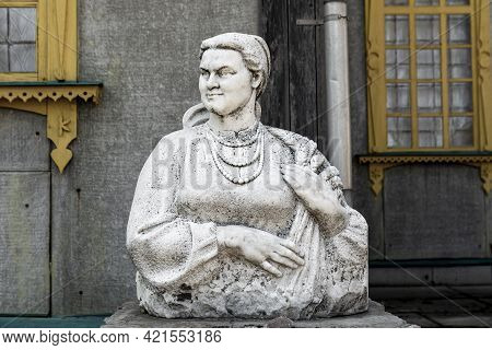 Ukraine, Pereyaslav-khmelnitsky 04/20/2021: Monument Of Woomen In The Style Of The Soviet Era Glorif