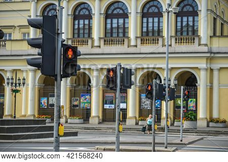 Warsaw. Poland - August 2015: Large Pedestrian Crossing Controlled By Traffic Lights, Red Light For 