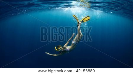 Unterwasser Shooting einer jungen Dame, Tauchen auf einen Atem halten in einem klaren tiefen Meer mit Sonnenstrahlen shini