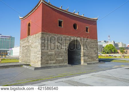 Taipei, Taiwan - Aug 8, 2018 : People Walking Around The North Gate(beimen) In Taipei, Taiwan On Aug