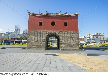 Taipei, Taiwan - Aug 8, 2018 : People Walking Around The North Gate(beimen) In Taipei, Taiwan On Aug