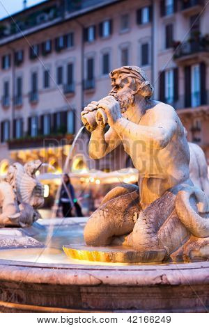 Vista norte da Piazza Navona com a fontana del Moro (a fonte do Mouro) e o Sant'Agnes