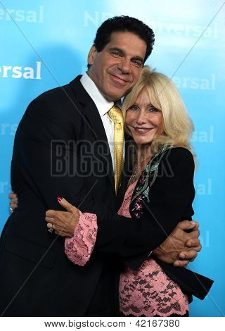LOS ANGELES - 06 de JAN: LOU FERRIGNO & esposa CARLA chegando ao Inverno de TCA Press Tour 2012: festa da NBC  