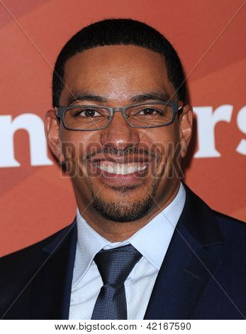 LOS ANGELES - JAN 06: Laz Alonso przybywa do 2013 TCA Winter Star NBC wszystkie się 06 stycznia 2013 r. i