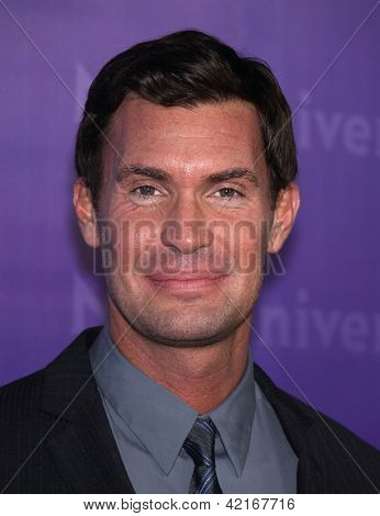 LOS ANGELES - JAN 06: JEFF LEWIS érkezik a TCA Winter Press Tour 2012: NBC fél január 06., 