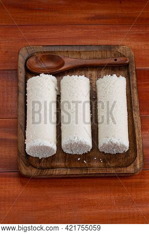 White Raw Rice Puttu/pittu_wooden Background