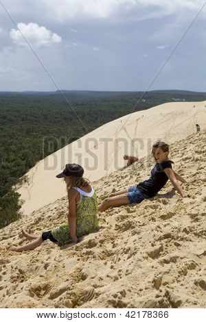 PYLA SUR MER, FRANCE - 8 août : Les gens visite de la célèbre dune du Pyla, la plus haute dune de sable d'E